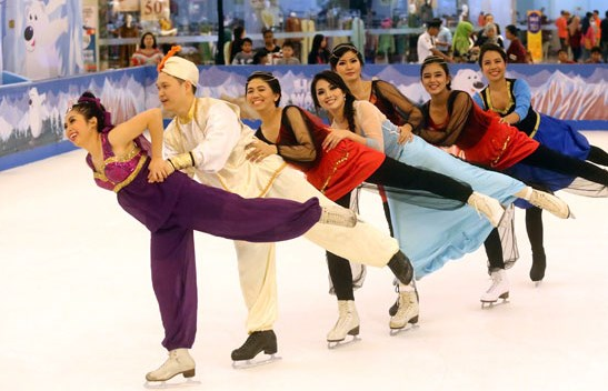 Pertunjukan Ice Skating di Mall Taman Anggrek